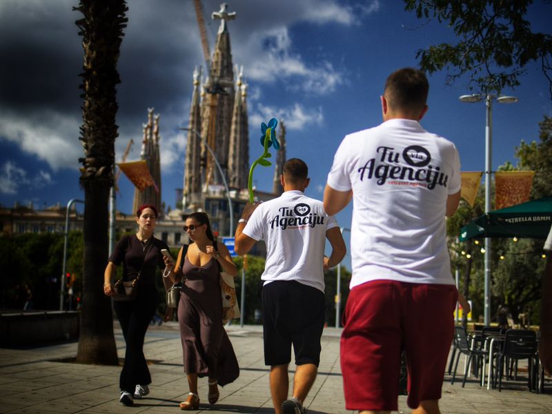 Putnici u šetnji prema Sagradi Familiji u Barceloni