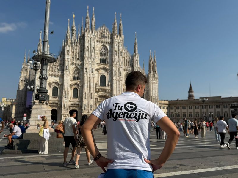 Pogled na Milansku katedralu s trga