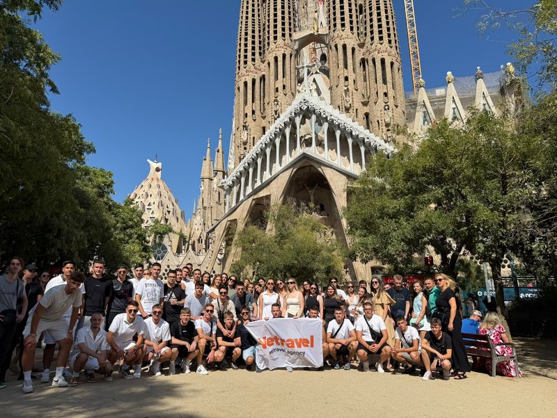 Putnici ispred Sagrade Familije u Barceloni