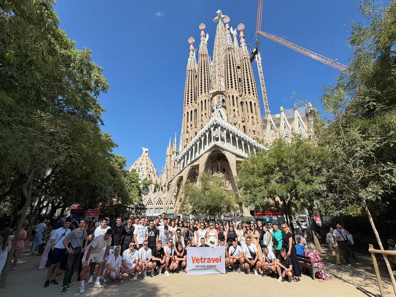 Grupa putnika ispred Sagrade Familije u Barceloni