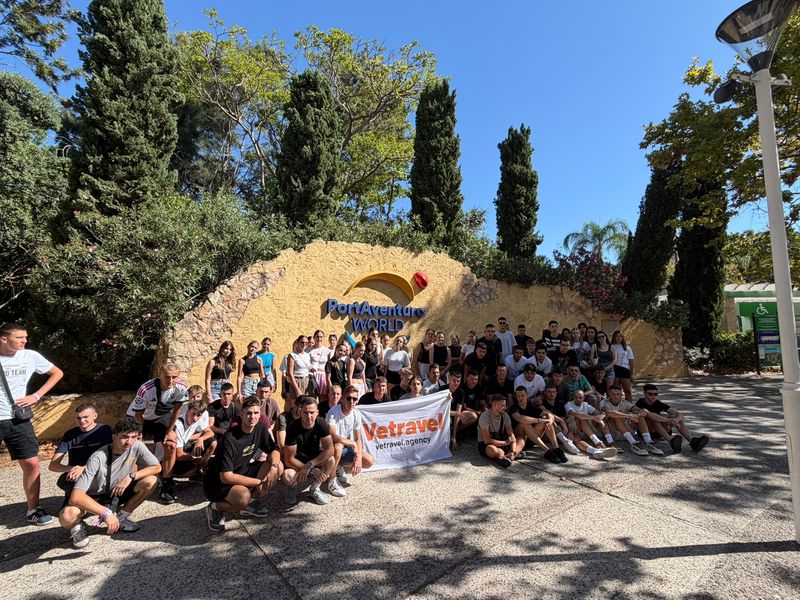 Grupa putnika ispred ulaza u zabavni park PortAventura
