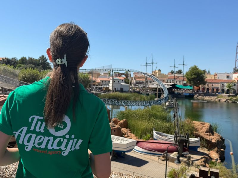 Jezero s gusarskim brodom u parku PortAventura